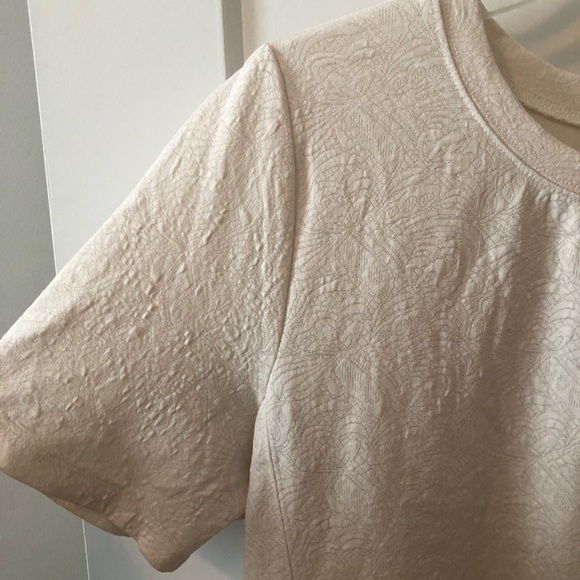 Creamy white floral embossed Ann Taylor blouse - Picture 2 of 8